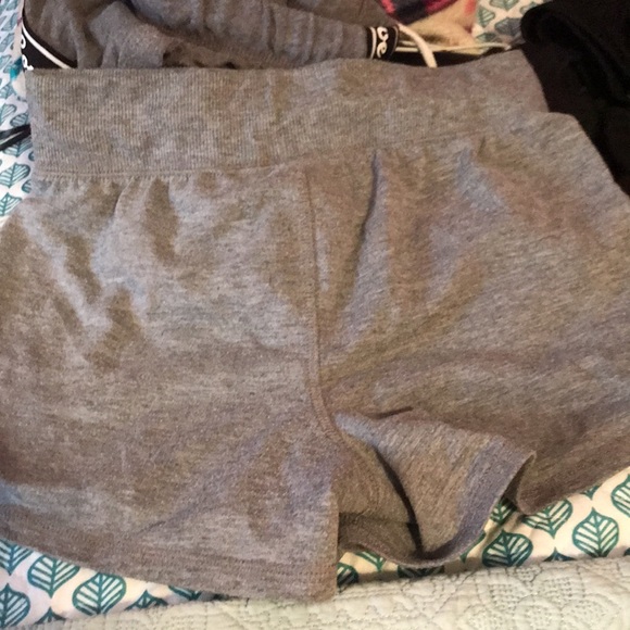 Short shorts - Picture 2 of 3